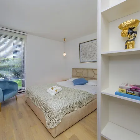 Golden Moon - Portova * غدينيا