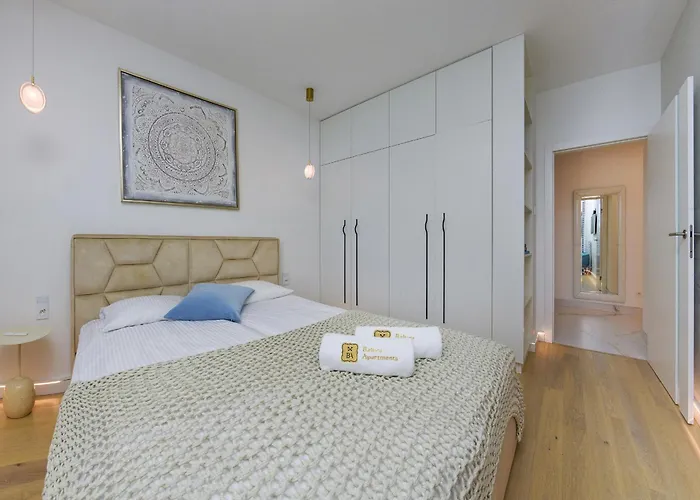 Golden Moon - Portova Apartment *