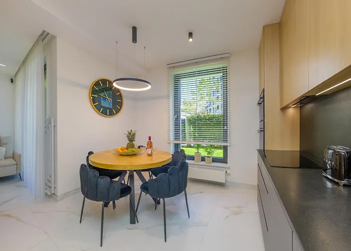 Golden Moon - Portova Apartment