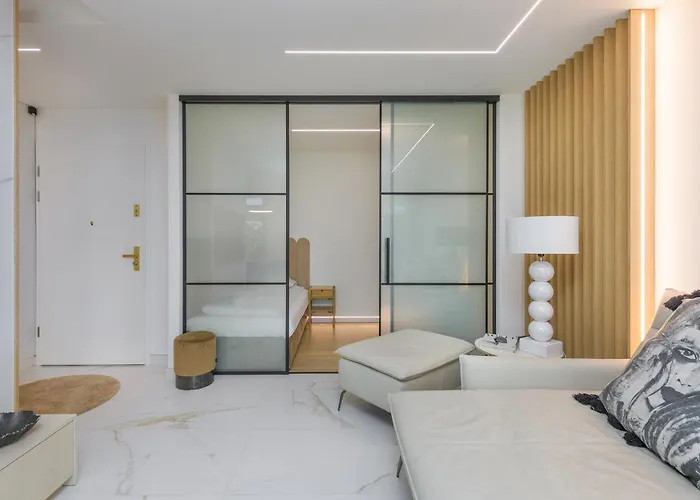 Golden Moon - Portova Apartment